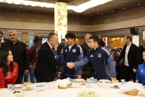 Kocaelide Başkan Büyükakın başarılı sporcularla iftar yaptı