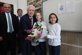 Arkadaşlarına söz verdi, Başkan Bozbeyi sınıfa getirdi