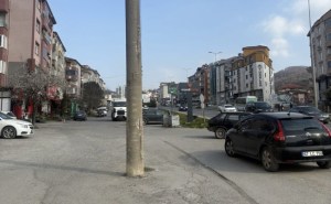 Kdz.Ereğlide yolun ortasındaki elektrik direğine tepki