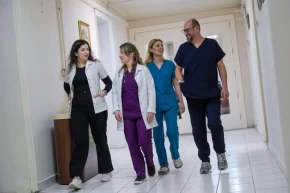 İzmirde doğdukları hastanede şifa dağıtıyorlar