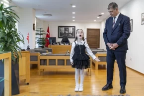 4 yaşından beri İstiklal Marşını ezbere okuyor