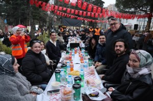 Farabi Kampüsünde Ramazan Coşkusu: Rektör Özölçer Öğrencilerle İftar Sofrasında Buluştu