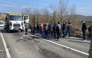 Subaşında kaza.. İşçi servisi ve otomobil kafa kafaya çarpıştı