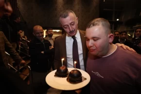 Kocaelide Başkan Büyükakından Arife doğum günü sürprizi