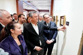 CHP lideri Özel Sarışın Bir Kurt sergisini gezdi