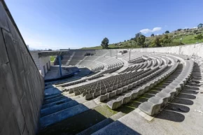 İzmirde Aşık Veysel Amfi Tiyatroya yeni sezon öncesi bakım