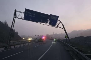 Bilecik Pazaryerinde trafikte dikkatsizlik Açılan damper tabelayı devirdi