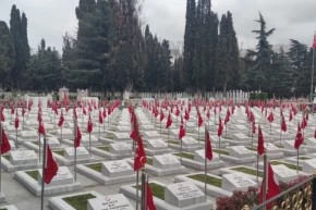 Trabzonda Büyükşehir mezarlıkları bayrama hazırladı