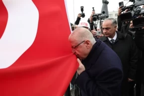 Bakan Güler, şanlı sancağı Çanakkalede göndere çekti