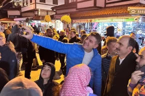 Konyada son teravih sonrası çarşıda vatandaşlarla buluştu