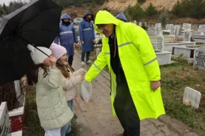 Kütahyada mezarlıkların çiçekleri belediyeden