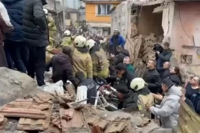 İBB: Fatihteki bina çökmesinin nedeni inceleniyor