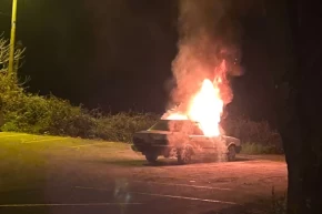 Akçakoca da park halindeki araç alev alev yandı