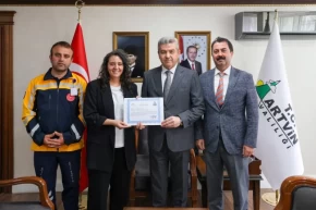 Artvinde yılın sağlık çalışanları ödüllendirildi