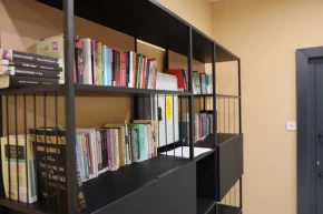 Sakaryada öğrenciler çamaşırları yıkanırken kitap okuyor