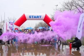 İstanbul Maltepede epilepsi farkındalığı için mor koşu
