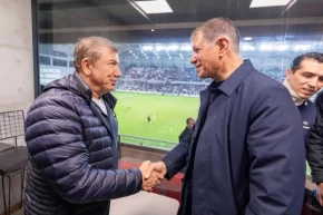 Türk futbolunun efsanesinden Başkan Tugay a Karşıyaka Stadı teşekkürü