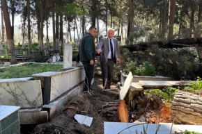 İzmirde fırtınadan etkilenen mezarlıklara hızlı müdahale