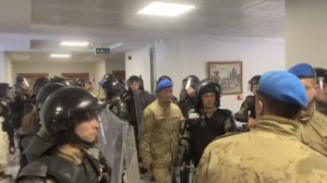 Bu nasıl seçim Jandarma salonu boşaltıyor