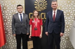 Gölcüklü şampiyon milli yüzücüden Başkan Sezere ziyaret