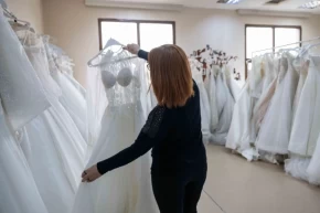 Gelinlikler hayalleri İzmir Bornovada gerçeğe dönüşüyor