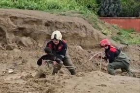 İzmir Torbalıda çamura saplanan iki çocuğu itfaiye kurtardı