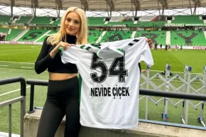 Sakaryaspordan Nevide Çiçeke özel jest