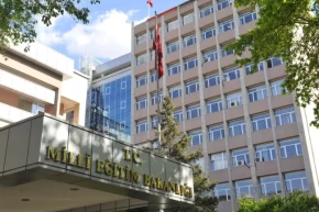 MEBden izinsiz okullara devam eden öğrencilere yakın takip