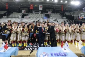 Manisa Büyükşehir Halk Oyunları Yarışmasına damga vurdu