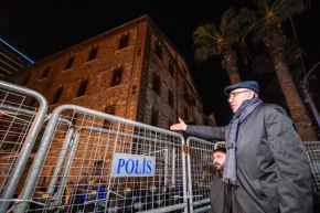 İzmirde gece nöbetine devam... CHPli Tanal pense ile plastik kelepçeleri kesti