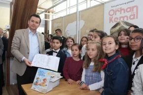 Başkan Erkan Aydın Kitap Fuarında çocuk yazarlarla buluştu