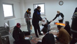 Kdz. Ereğli Belediyesi, terminalde bekleyen 300 yolcuya yemek dağıttı