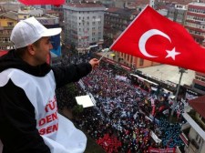 30 bin emekçi meydanlarda..